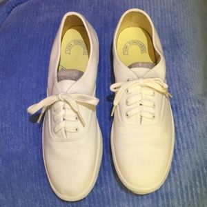 KEDS white lace up sneakers. Size 9M with cushioned insole and arch support.